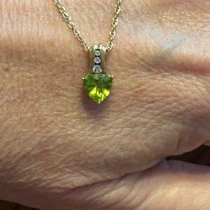 GENUINE DIAMOND AND  PERIDOT SOLITAIRE NECKLACE 14kt